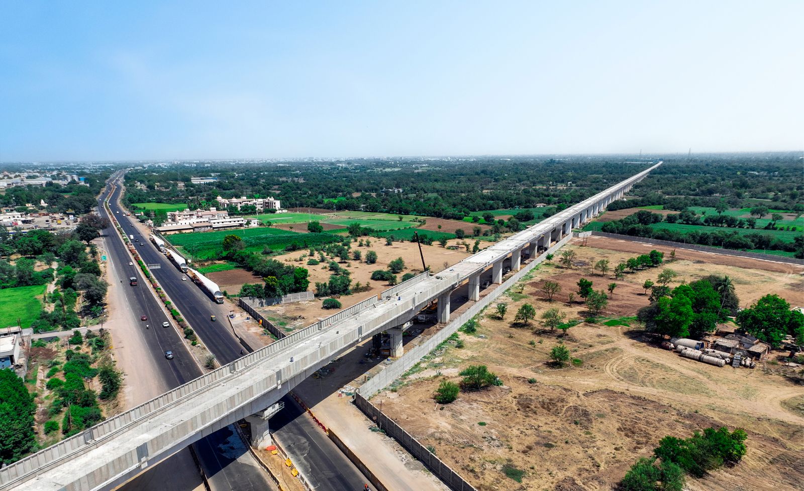 મુંબઈ–અમદાવાદ બુલેટ ટ્રેન કોરિડોર સાથે OHE વિદ્યુતીકરણનું કામ પ્રગતિમાં છે।